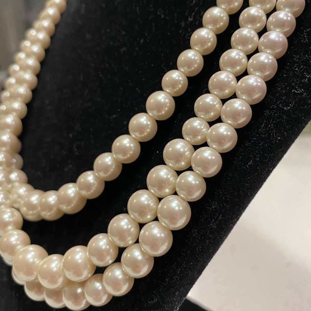 Tri- Layered Lightweight Pearl Necklace 💋 - Picture 7 of 16